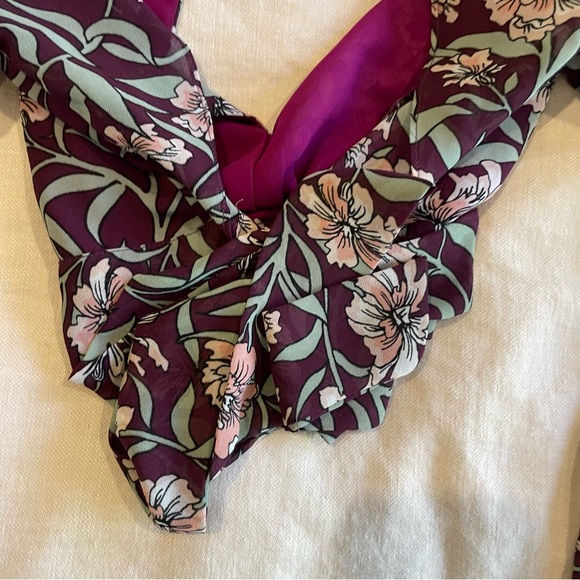 Floral wavy crop top with open back and slit in front - Picture 4 of 9